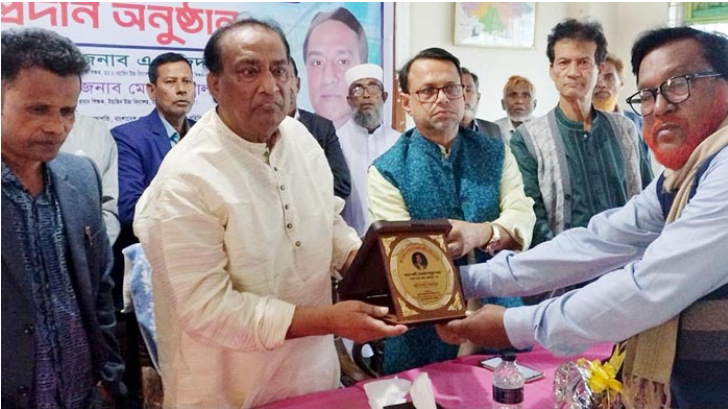 বাংলাদেশ প্রাথমিক শিক্ষক কল্যাণ সমিতির পক্ষ থেকে সাবেক এমপি খৈয়মকে সম্মাননা প্রদান